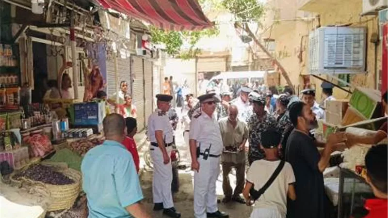 ١٠٢ محضر وإزالة إدارية فى حملة مرافق بشوارع مدينة الأقصر