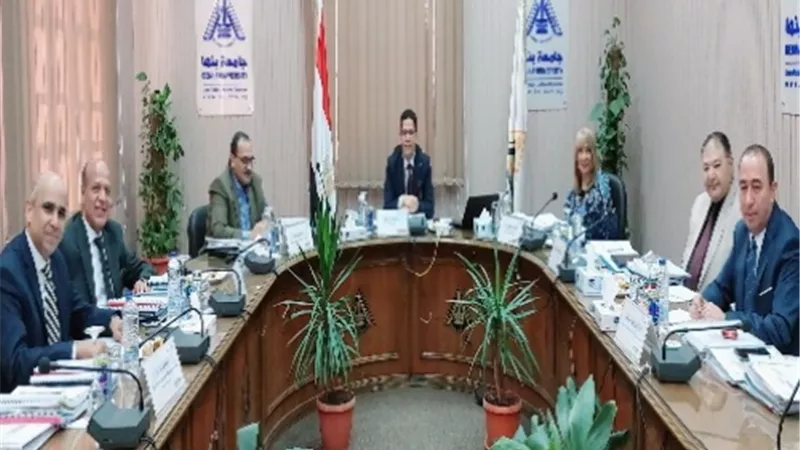 اجراء المقابلات مع المتقدمين للوظائف القيادية بجامعة بنها