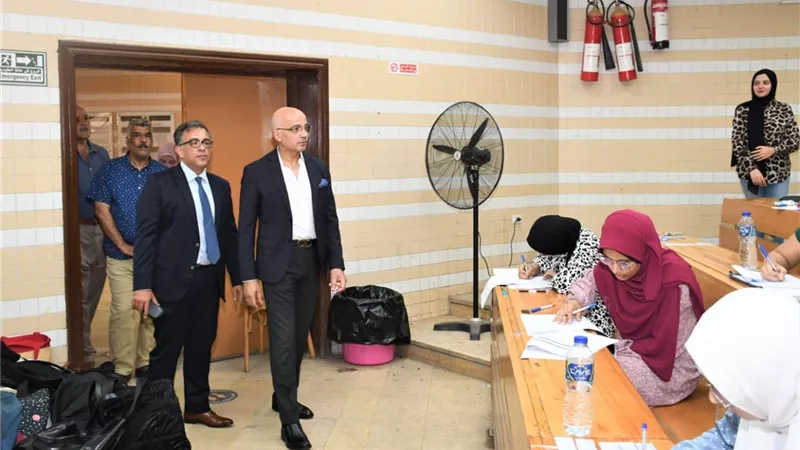 رئيس جامعة عين شمس يتفقد الإمتحانات بكليات الصيدلة وطب الأسنان والألسن
