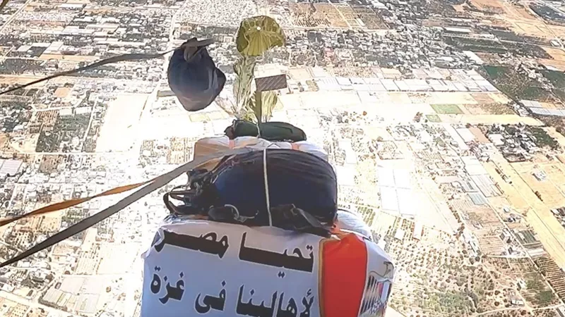 مصدر رفيع المستوى: قوافل الإغاثة المصرية بدأت في التدفق إلى غزة