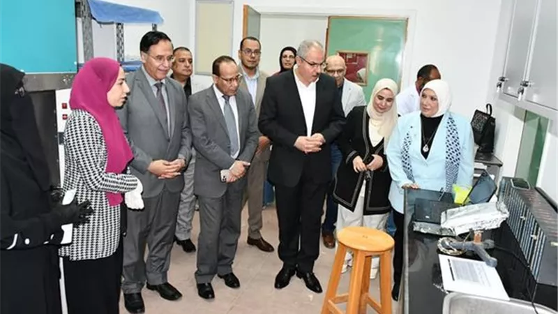 رئيس جامعة القناة يفتتح المعامل الافتراضية بكلية الطب