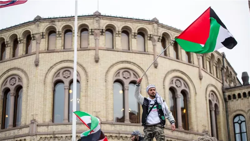 النرويج تسلم أوراق الاعتراف الدبلوماسي بالدولة الفلسطينية لرئيس الوزراء الفلسطيني