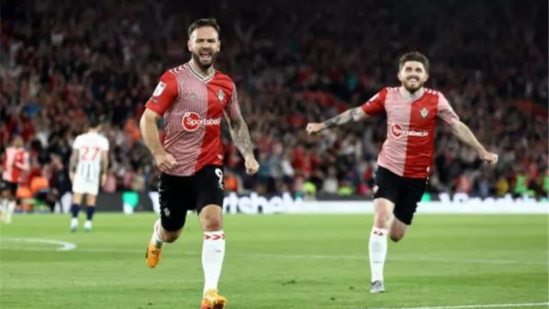 من يتأهل للدوري الإنجليزي؟..موعد مباراة ساوثهامبتون وليدز يونايتد