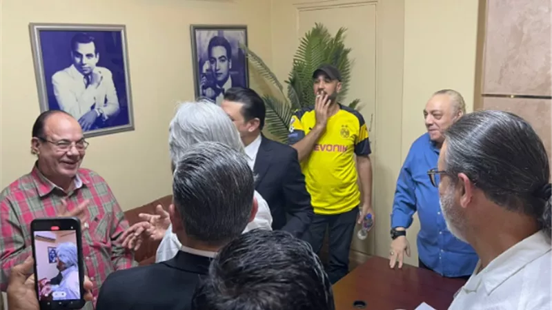 بالصور.. مصطفى كامل يكرم نقيب الموسيقيين اللبنانى فى مصر