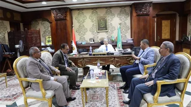 محافظ المنيا يوجه رؤساء المراكز بتذليل العقبات أمام المواطنين