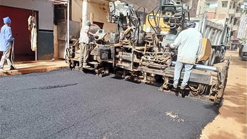 استمرار أعمال التطوير برصف شارعي الجيش وعمر بن الخطاب بمنفلوط
