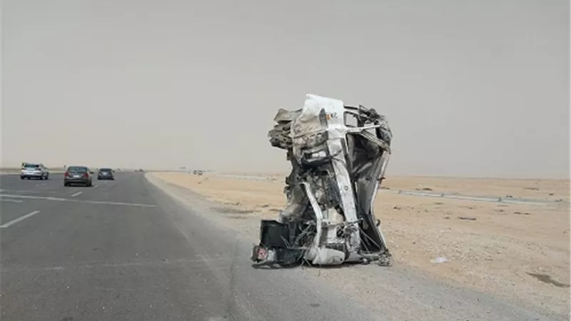 تصادم شاحنة نقل بالحاجز الخرساني بطريق السويس وانشطارها لنصفين