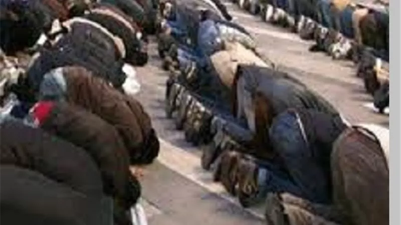 الصلاة بالحذاء جائزة ..بضوابطها وهذا الاوفق فيها لهدى النبى ﷺ