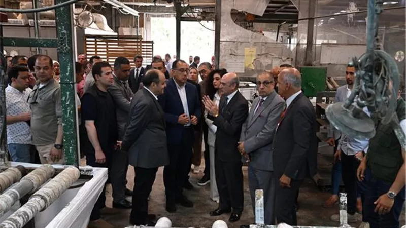 رئيس الوزراء يتفقد مصانع بلاستيك وإكريليك في برج العرب الجديدة