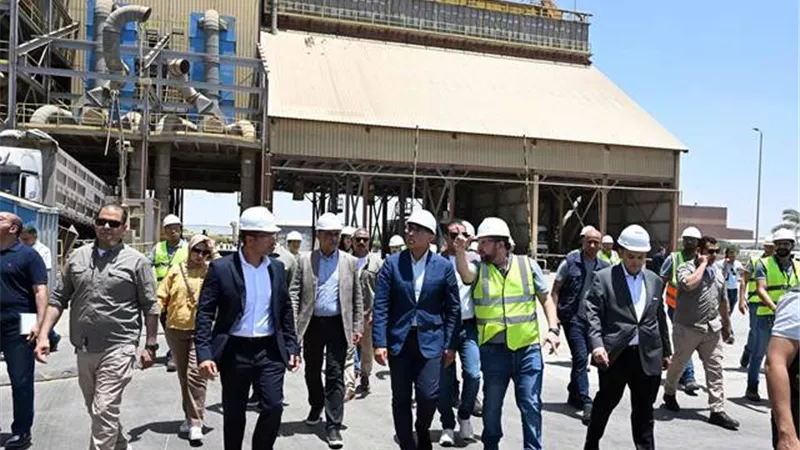 رئيس الوزراء يتفقد مصنع الشركة الوطنية للزيوت النباتية