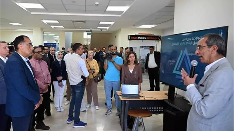 رئيس الوزراء يتفقد المنطقة التكنولوجية بمدينة برج العرب الجديدة