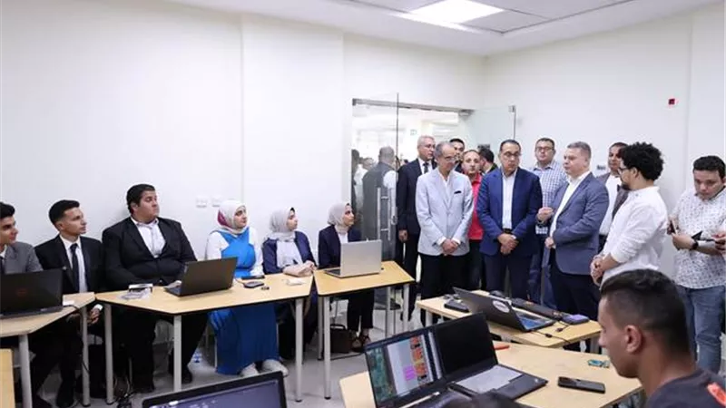 رئيس الوزراء يتفقد مجمع 