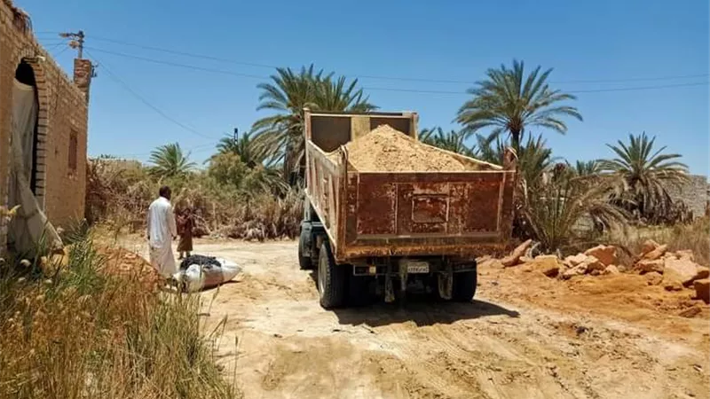 سيوة تواصل أعمال توسعة و تمهيد الشوارع الرئيسية والفرعية