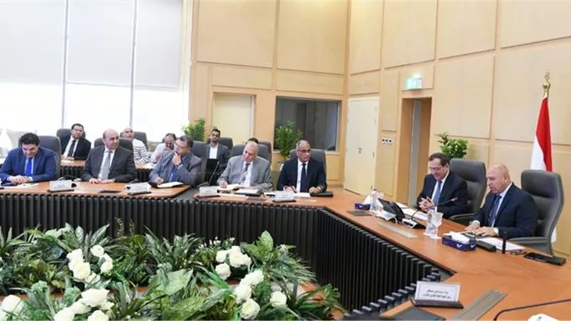 وزيرا النقل والبترول يعقدان اجتماعا موسعا لبحث عدد من المشروعات