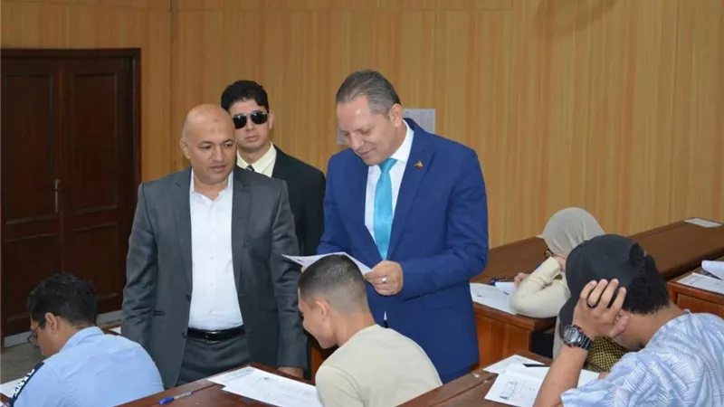 رئيس جامعة دمياط يتفقد لجان الإمتحانات بالكليات