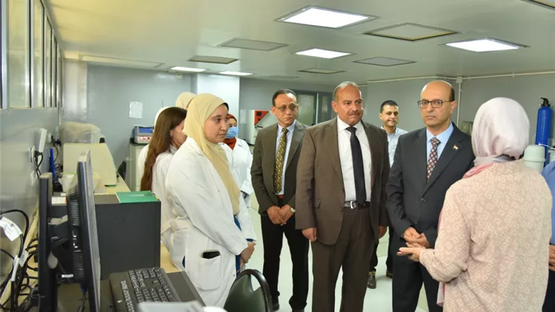 د. المنشاوي يشيد بوحدات معهد بحوث ودراسات البيولوجيا الجزيئية