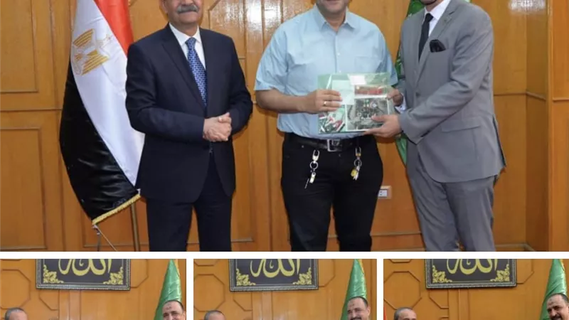 محافظ الإسماعيلية يسلم تأشيرات الحج وتذاكر السفر لحجاج الجمعيات