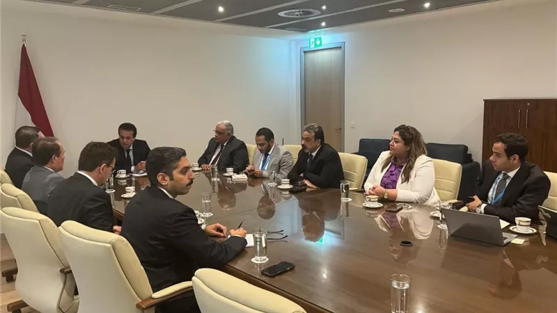 وزير الصحة يناقش توطين صناعة أجهزة السونار بمصر