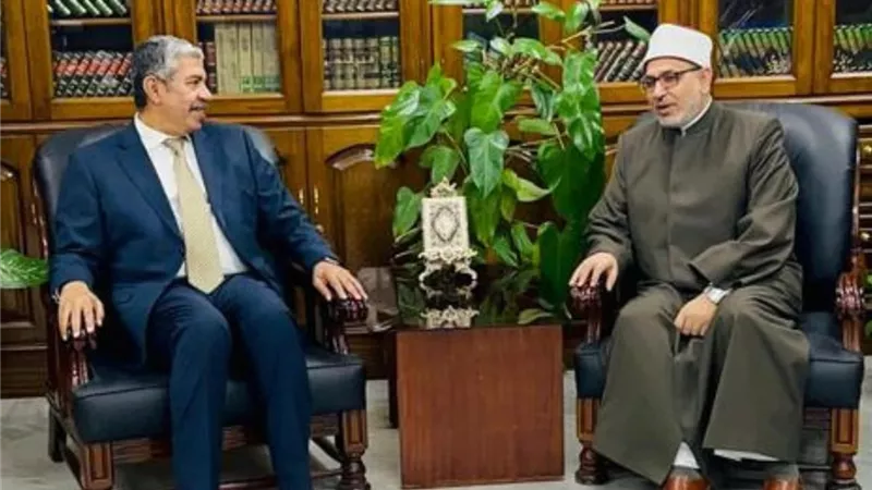 السفير اليمني ورئيس جامعة الأزهر يبحثان توسيع المنح الأزهرية
