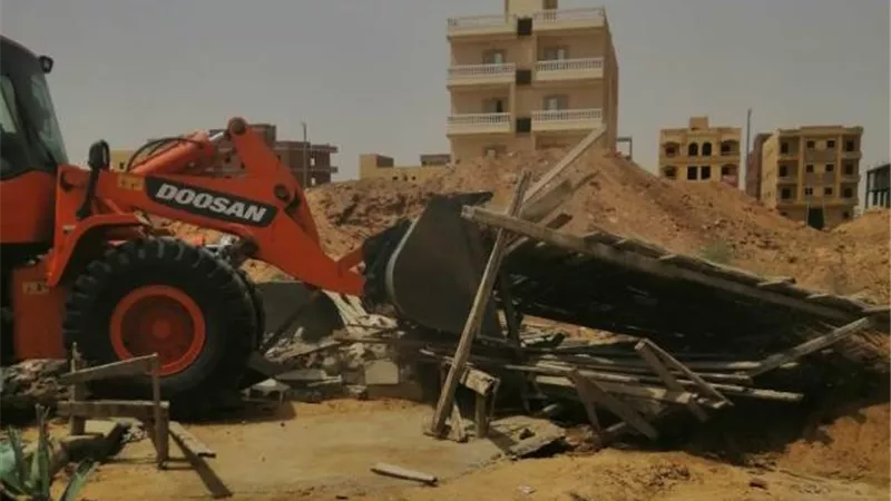 جهاز بدر ينفذ حملة لإزالة التعديات على أراضى أملاك الدولة.. صور