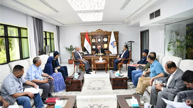 محافظ قنا يتابع تنفيذ مشروع السوق الحضارية بمجمع المواقف