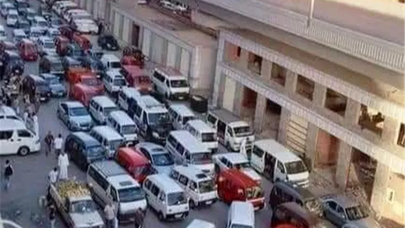 أهالي العجمي يطالبون بإزالة إشغالات الباعة الجائلين