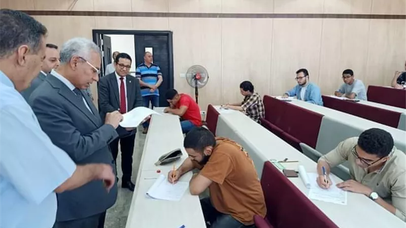 عصام فرحات يتفقد لجان امتحانات جامعة المنيا الأهلية