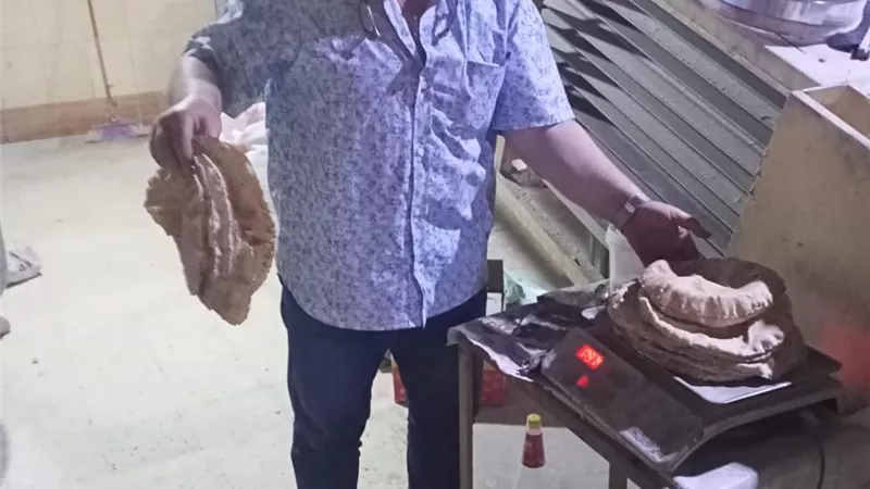 غلق مخبز لإنتاج خبز ناقص فى حملة ابو حمص