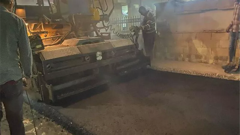 محافظ كفر الشيخ يتابع أعمال رصف منطقة الأمل بمصيف بلطيم