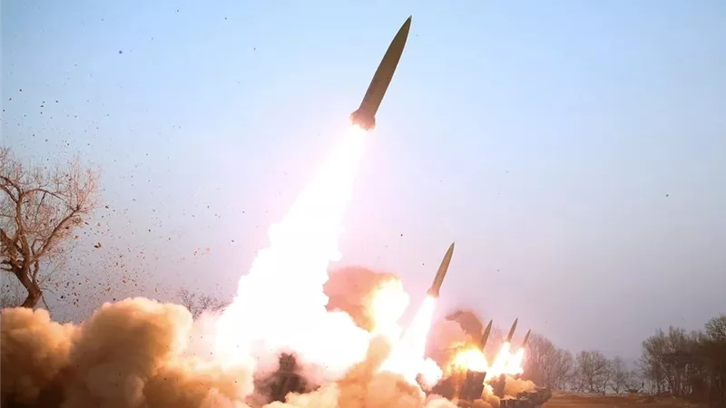 كوريا الشمالية تطلق 10 صواريخ باليستية باتجاه البحر الشرقي