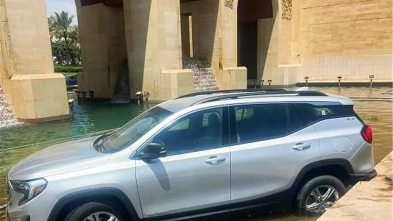 السيارة الطائشة تهرب من الحر إلى مياه النافورة بكمبوند مدينتى صور
