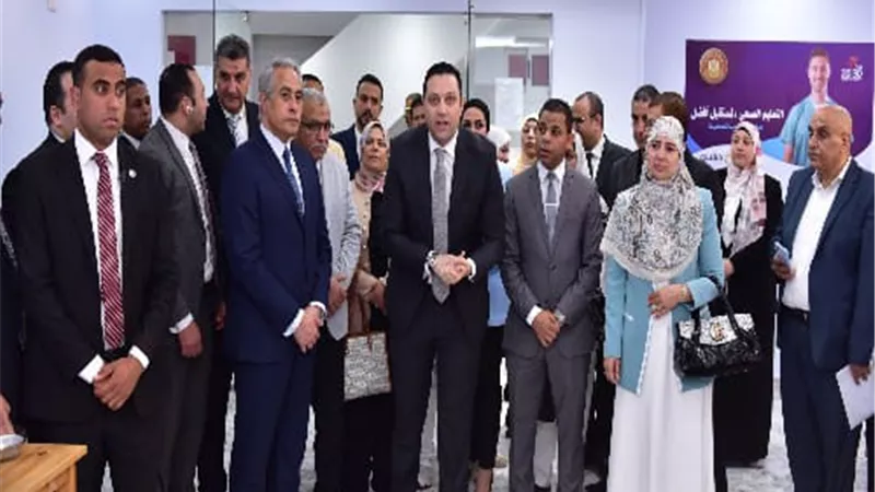 وزير العمل يُجري حوارات مع خريجين جدد حول مشروع 