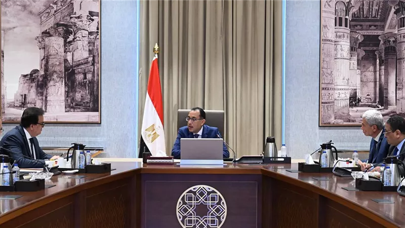 رئيس الوزراء يتابع موقف توافر الأدوية والمستلزمات الطبية