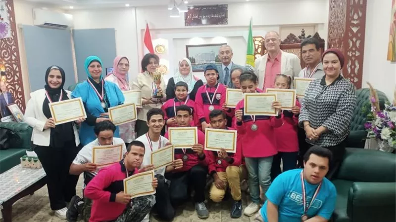 طلاب المدرسة الفكرية بالإسماعيلية ثالث الجمهورية في المسرح