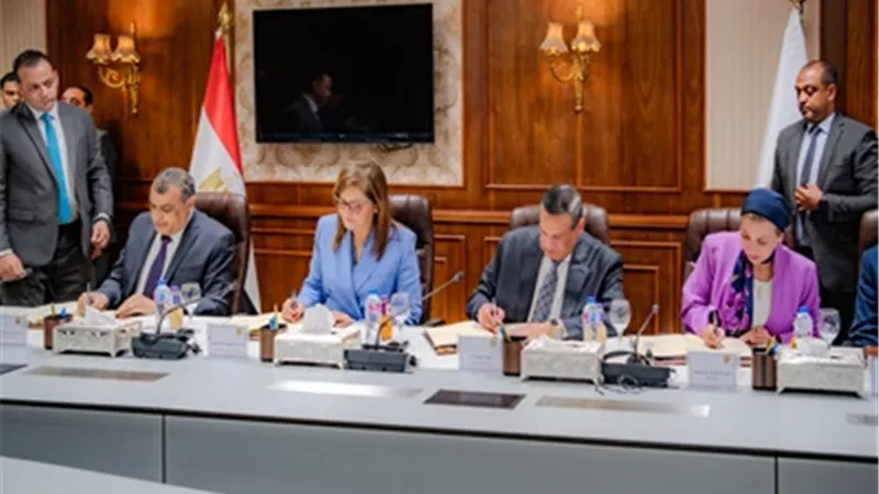 أمنة و 3 وزراء يوقعون عقود مصنع تدوير المخلفات بالجيزة