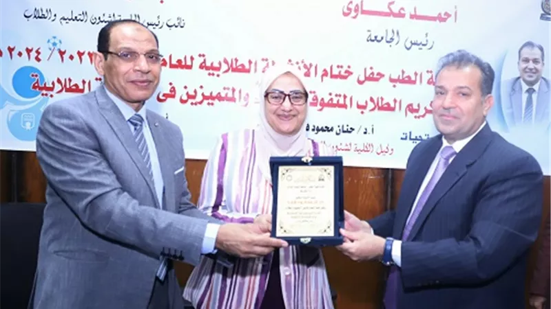 تكريم وكيل كلية الطب بجنوب الوادي لبلوغها السن القانونية