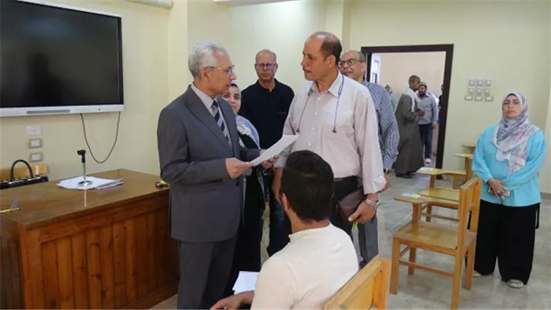 رئيس جامعة المنيا يُواصل جولاته التفقدية لامتحانات الكليات