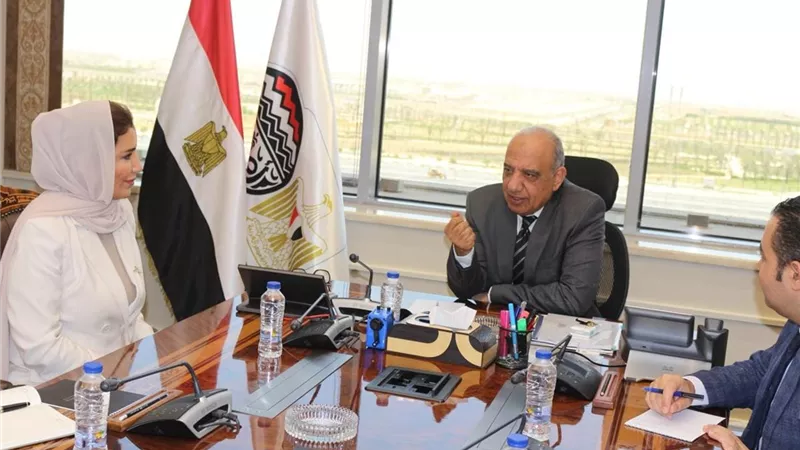 عصمت يبحث مع وفد من غرفة تجارة وصناعة سلطنة عمان التعاون التجاري