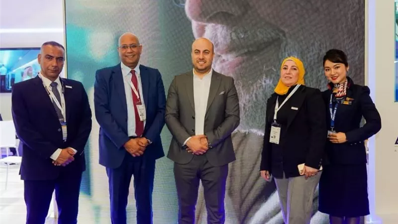 لقاءات واجتماعات مكثفة في جناح مصر للطيران