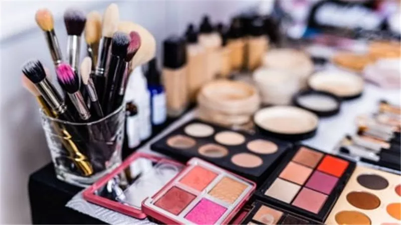 خطوات للحفاظ على أدوات المكياج لتجنب التهاب البشرة