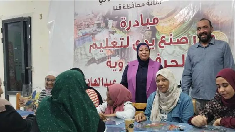 معرض لحزب الشعب الجمهورى بقنا لدعم الصناعات اليدوية