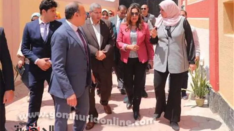 محافظ دمياط تتابع أعمال الرصف بشوارع السرو