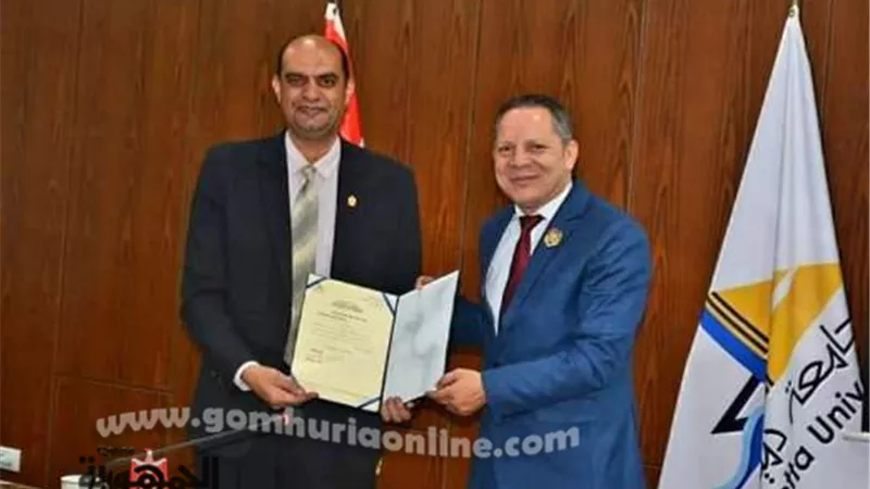 جامعة دمياط تكرم وكيل كلية التربية