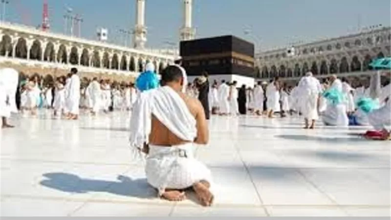 الحُجاج هل يُقصرون الصلاة طوال فترة الحج ام يُتموها