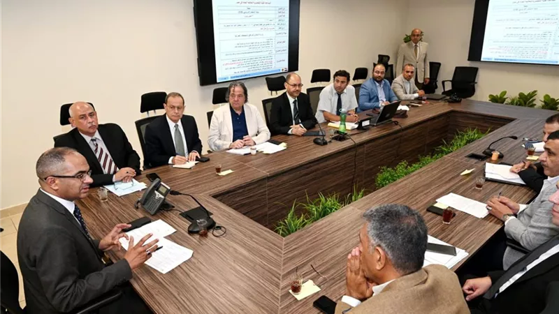 وزير الإسكان يتابع موقف إدارة الحمأة الناتجة من محطات الصرف الصحي
