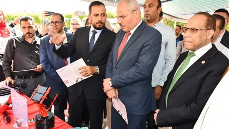 رئيس جامعة القناة يشيد بمشروعات تخرج طلاب الكلية المصرية الصينية