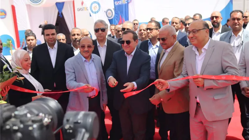 وزير البترول ومحافظ السويس يفتتحان محطتي بنزين وغاز