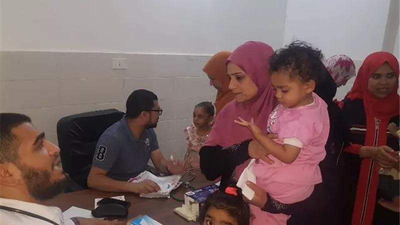 توقيع الكشف الطبي على ٨٨٠ مواطن بالقوصية بقافلة الأزهر بأسيوط