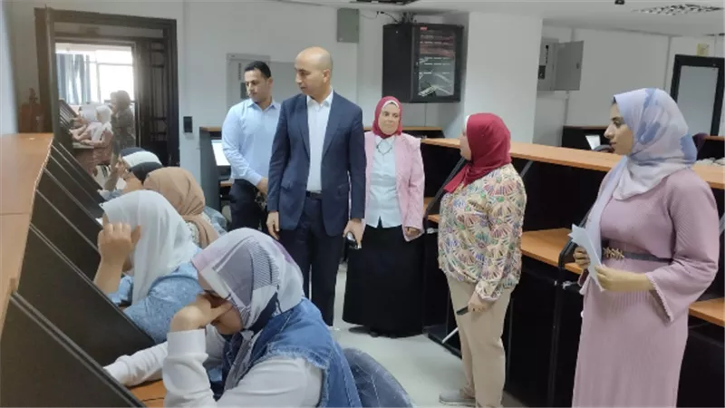 رئيس جامعة دمنهور يتابع الامتحانات بالكليات العملية