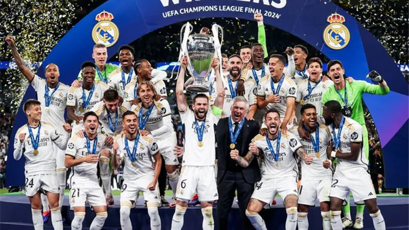 ناتشو يرفع كأس دوري أبطال أوروبا من أرضية ملعب ويمبلي .. فيديو